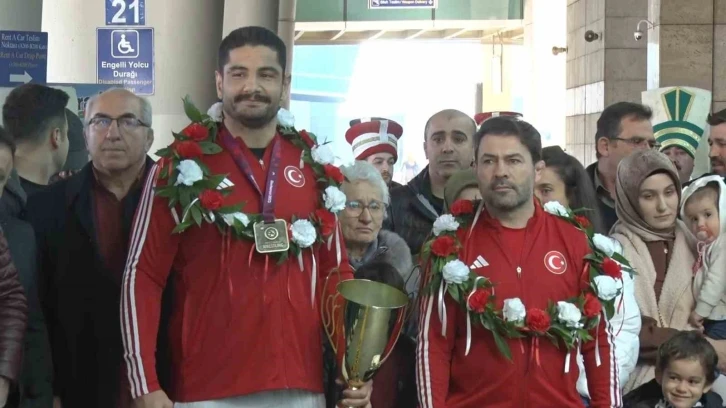 11. kez Avrupa şampiyonu olan milli güreşçi Taha Akgül’e Ankara’da coşkulu karşılama
