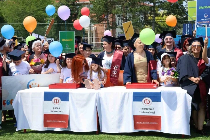 7’den 70’e mezuniyet sevinci yaşayan Anadolu Üniversitesi öğrencileri kep attı
