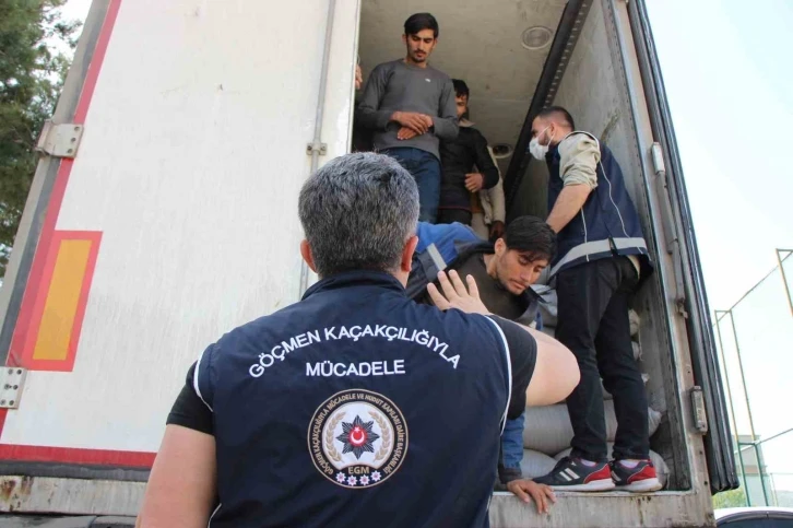 Amasya’da mercimek yüklü tırdan 40 kaçak göçmen çıktı
