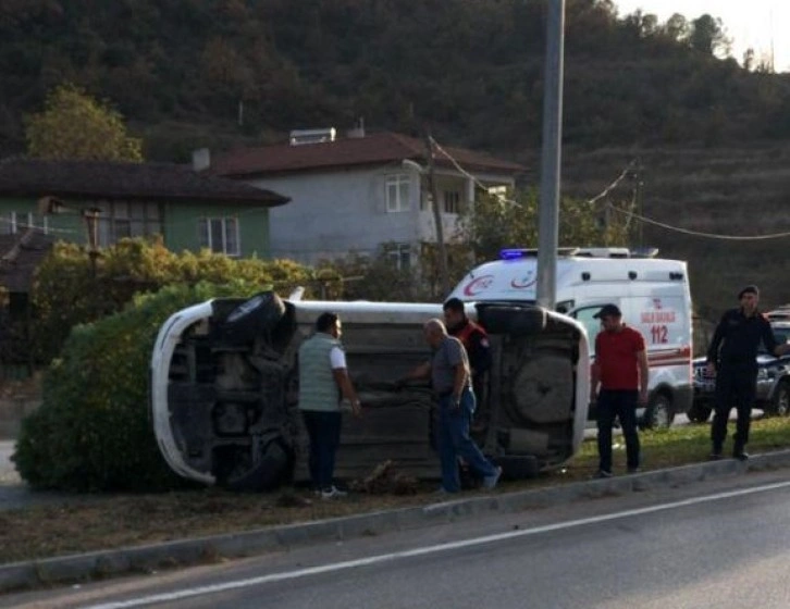 Amasya’da kontrolden çıkan otomobil refüje devrildi: 4 yaralı