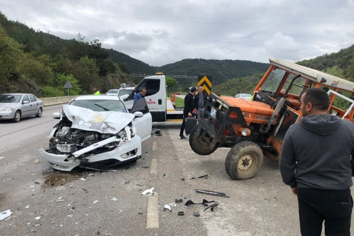 Amasya’da traktör ile otomobil çarpıştı, 3 yaralı