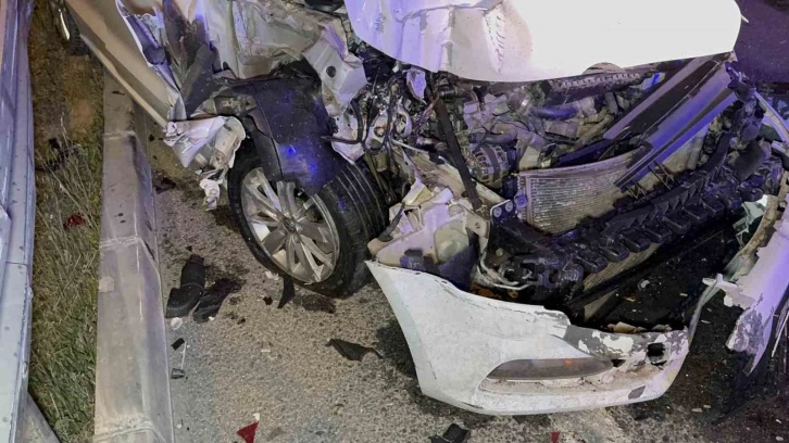 Anadolu Otoyolu’nda sahne sistemleri taşıyan pikapa otomobil çarptı: 2 yaralı
