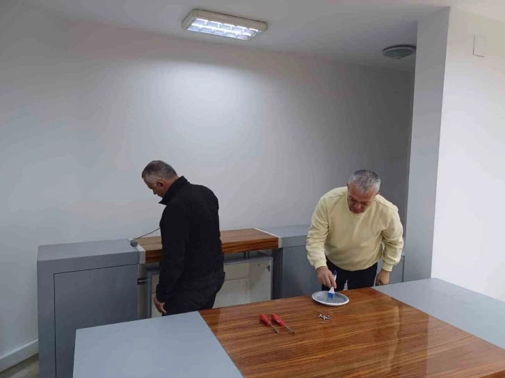 Artvin Belediye Başkanı Erdem israfı önlemek için masa ve sandalye boyadı
