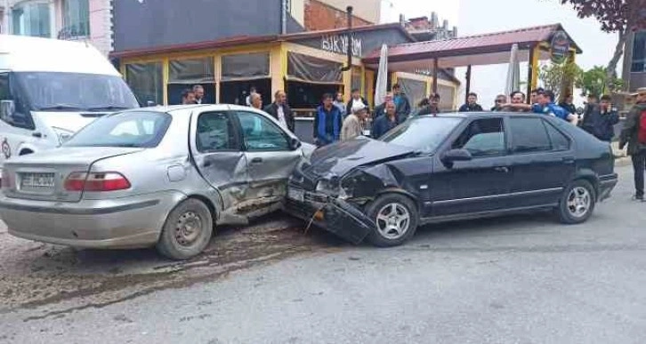 Bafra’da iki otomobil çarpıştı: 2 yaralı