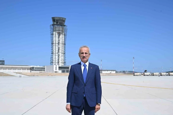 Bakan Uraloğlu: “Havalimanı kurtarma ve yangınla mücadele ekiplerimiz yolcu ve uçuş emniyeti için yedi yirmi dört görev başında”
