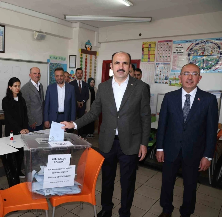 Başkan Altay, 31 Mart Mahalli İdareler Genel Seçimleri için oyunu kullandı
