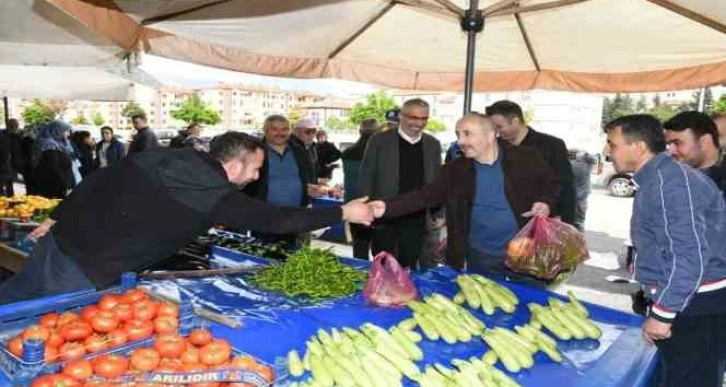 Başkan Çelik, semt pazarında alışveriş yaptı