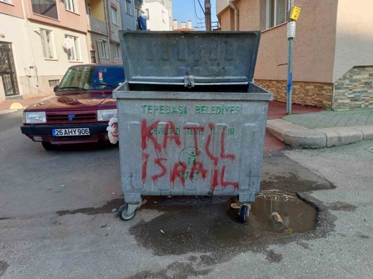 Çöp kutularının ve çardakların üzerine ‘Katil İsrail’ yazıları yazıldı
