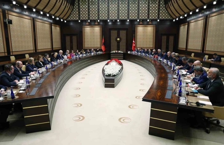 Cumhurbaşkanı Erdoğan: "İlişkilerimizi zehirlemek için her yolu deneyen şer şebekesine fırsat vermeyeceğiz"

