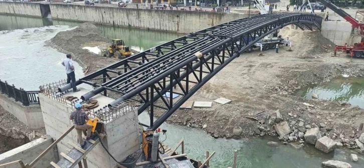 Devrek’te asma köprünün montajına başlandı
