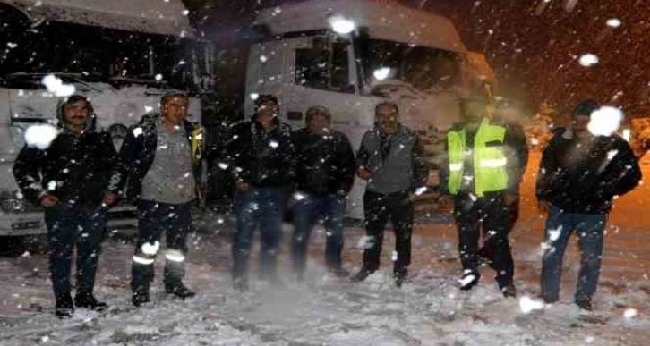 Erzincan’da kar ve tipi ulaşımda aksamalara neden oldu