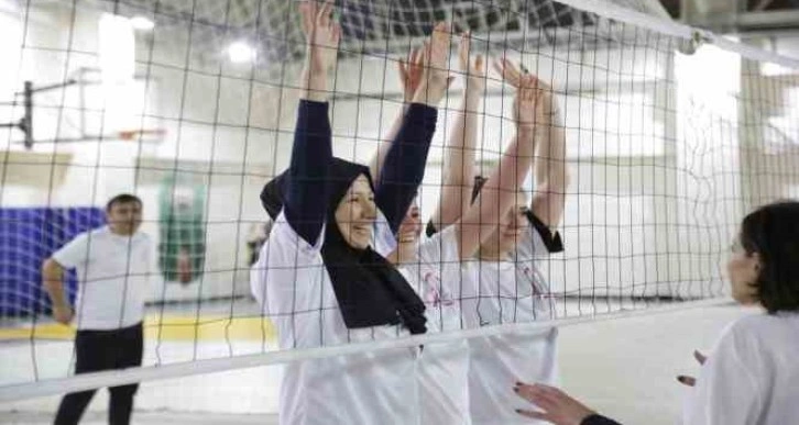 Hastane çalışanları kansere dikkat çekmek için voleybol maçı yaptı
