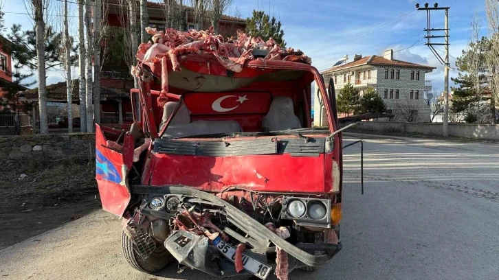 Kemik yüklü kamyon EGO otobüsüne çarptı