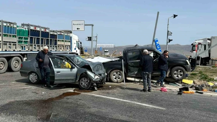 Kırıkkale’de otomobil ile pikap çarpıştı: 3 yaralı

