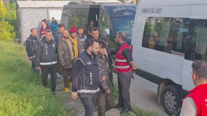 Kırşehir’de 2 araçta 3 organizatör ve 23 Suriyeli düzensiz göçmen yakalandı
