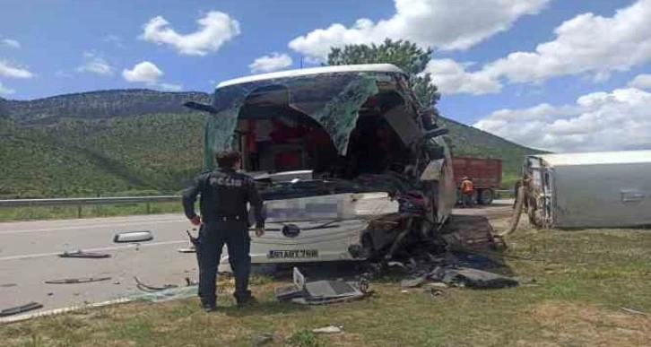 Konya’da yolcu otobüsü ile temizlik aracı çapıştı: 1 ölü ve yaralılar var