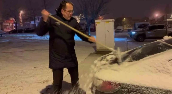 Nevşehir Belediye Başkanı araçların kar temizliğini yaptı
