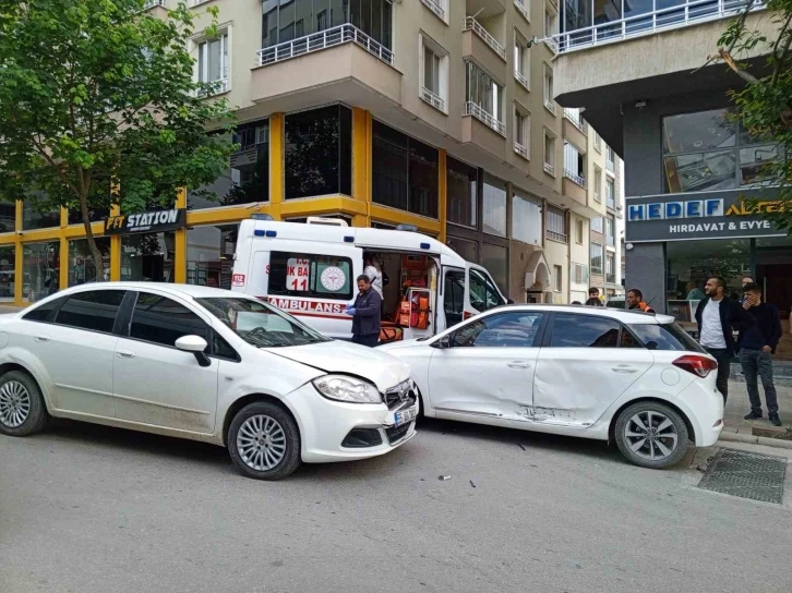 Samsun’da iki otomobil çarpıştı: 3 yaralı
