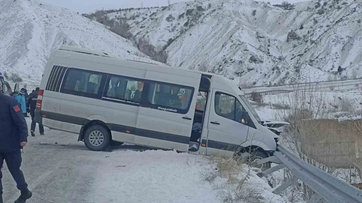 Sivas’ta minibüs ile otomobilin çarpıştı: 26 yaralı
