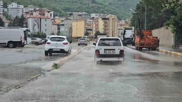Tokat’ta sağanak yağışta sokaklar göle döndü

