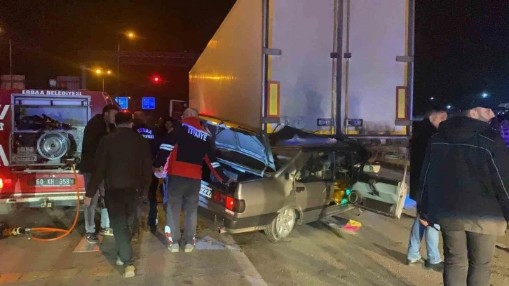 Tokat’ta Tofaş otomobil tıra ok gibi saplandı: Araçta sıkışan sürücüyü itfaiye kurtardı
