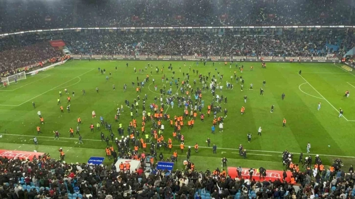 Trabzon’da maç sonu saha karıştı
