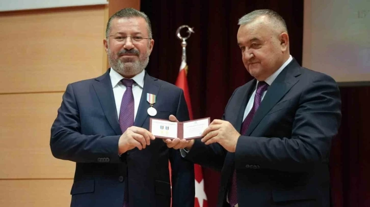 Türkiye’de ilk kez bir rektör "TÜRKSOY 30. Yıl" madalyası aldı
