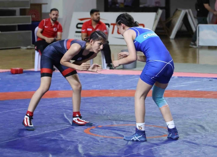 U15 Kadınlar Güreş Türkiye Şampiyonası Sivas’ta başladı
