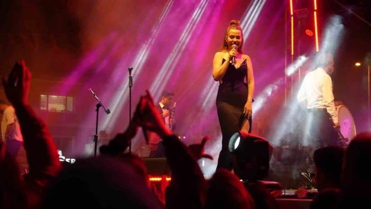 Ünlü şarkıcı Lara konser verdi, izdiham yaşandı: Binlerce vatandaş meydana sığmadı
