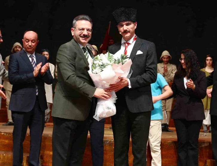 Vali Hüseyin Aksoy, “Cumhuriyete Doğru” adlı tiyatro oyunu büyük ilgi ile izledi
