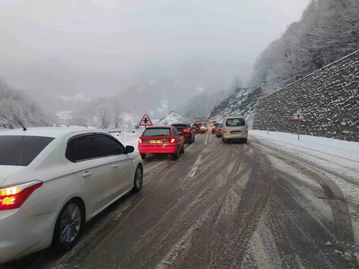 Zonguldak’ta kar yağışı etkili oldu: Karayolunda uzun araç kuyrukları oluştu
