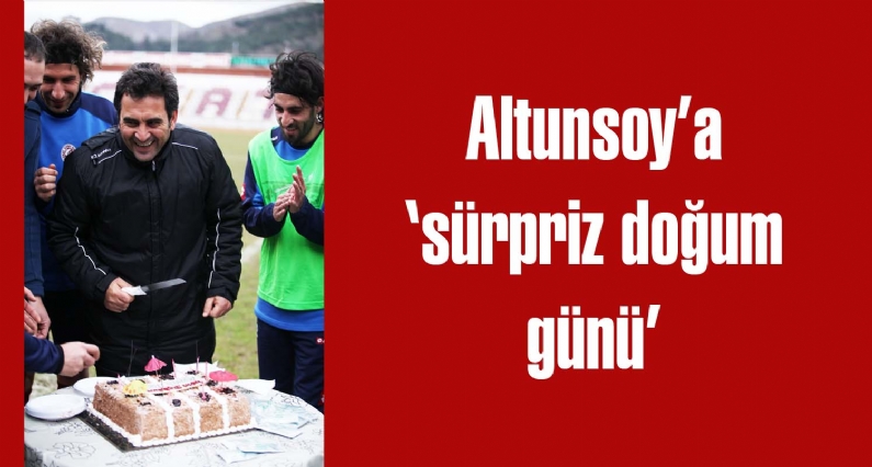 TokatspTeknik Direktörü Namık Altunsoy için  dünkü antremanın ardından  doğum günü sürprizi hazırlandı. 