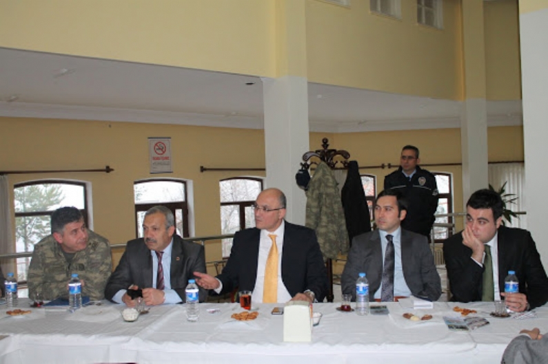  Turhal Kaymakamı Y. Fatih Kadiroğlu başkanlığında madde bağımlılığı konulu Huzur Toplantısı yapıldı. 