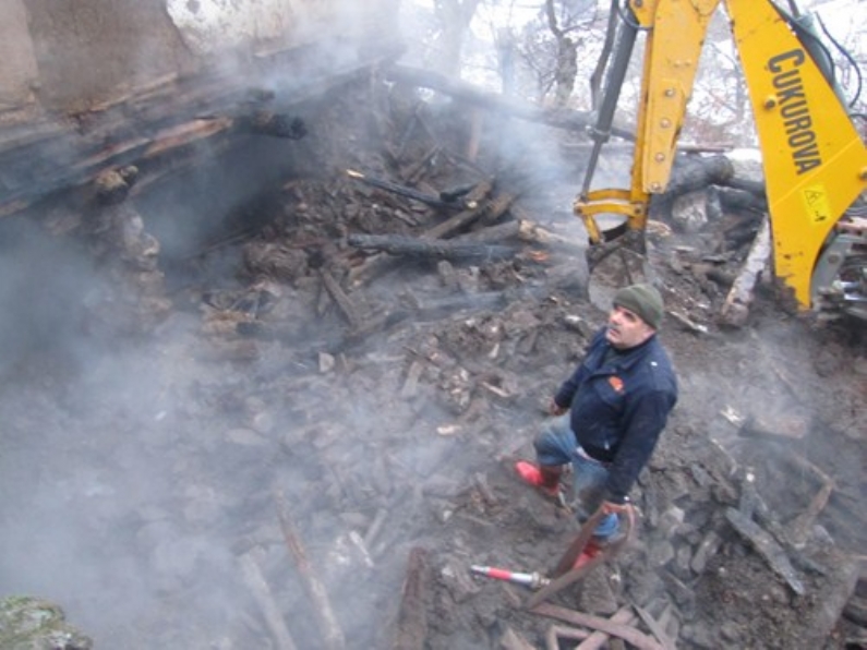 Reşadiye Kaymakamı Turgay Gülenç,  Karşıkent köyünde meydana gelen yangın yerinde incelemelerde bulundu