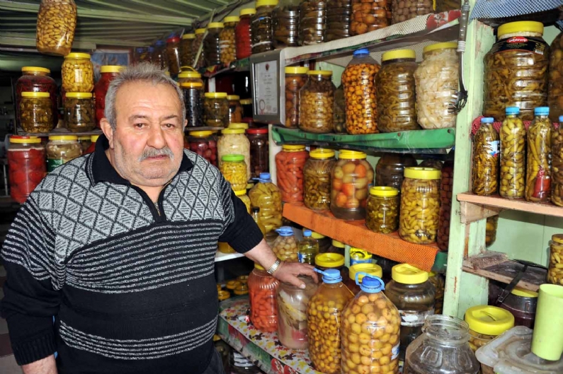Tokat`ta 20 yıldır turşuculukla uğraşan işçi emeklisi Mehmet Çolak`ın yaptığı yaklaşık 100 çeşit turşu, vatandaşların damak zevkine hitap ediyor. 