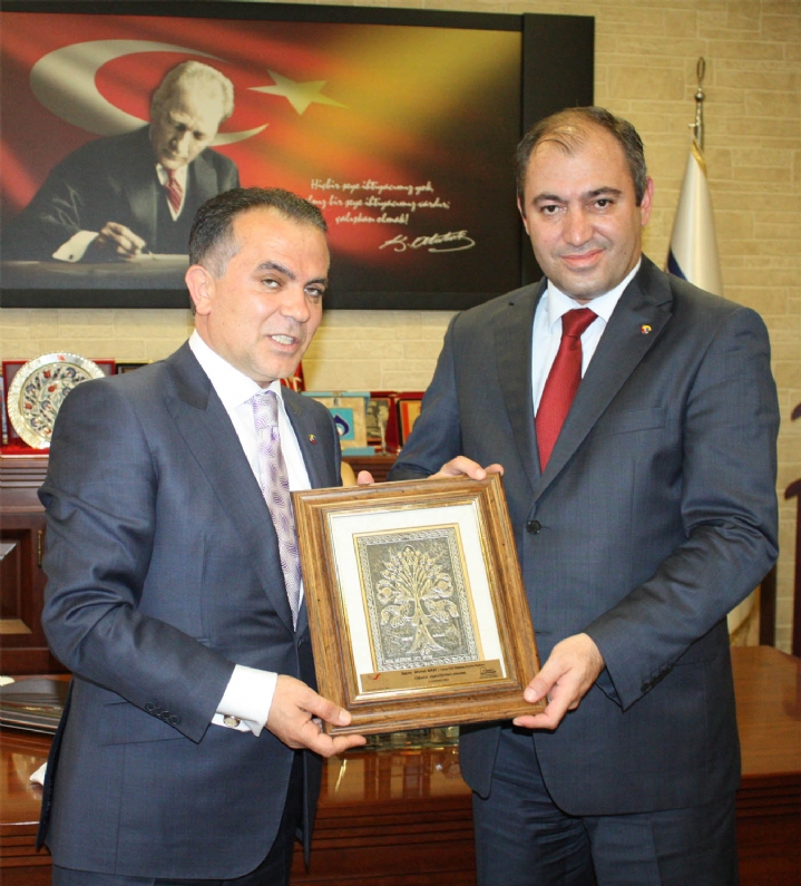 Sivas Ticaret ve Sanayi Odası(STSO) Başkanı Osman Yıldırım ve yönetim kurulu üyeleri, Tokat Ticaret ve Sanayi Odası Başkanı Ahmet Arat`ı ziyaret etti.