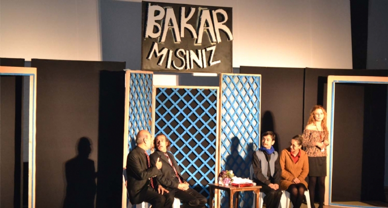 Niksar Belediyesinin düzenlediği kültür sanat etkinlikleri kapsamında Sinan Bengier ve arkadaşları `` Bakar mısınız `` adlı tiyatro oyunu ile Niksarlı tiyatro severler için sahne aldı.