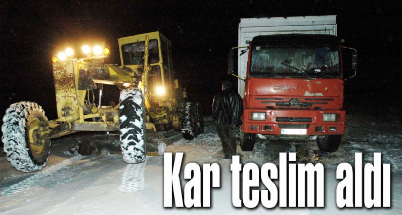Batmantaş Köyü`ne kamyonuyla hayvan yemi götüren 50 yaşındaki Menderes Dilek,   yoğun kar yağışı nedeniyle yolda mahsur kaldı.