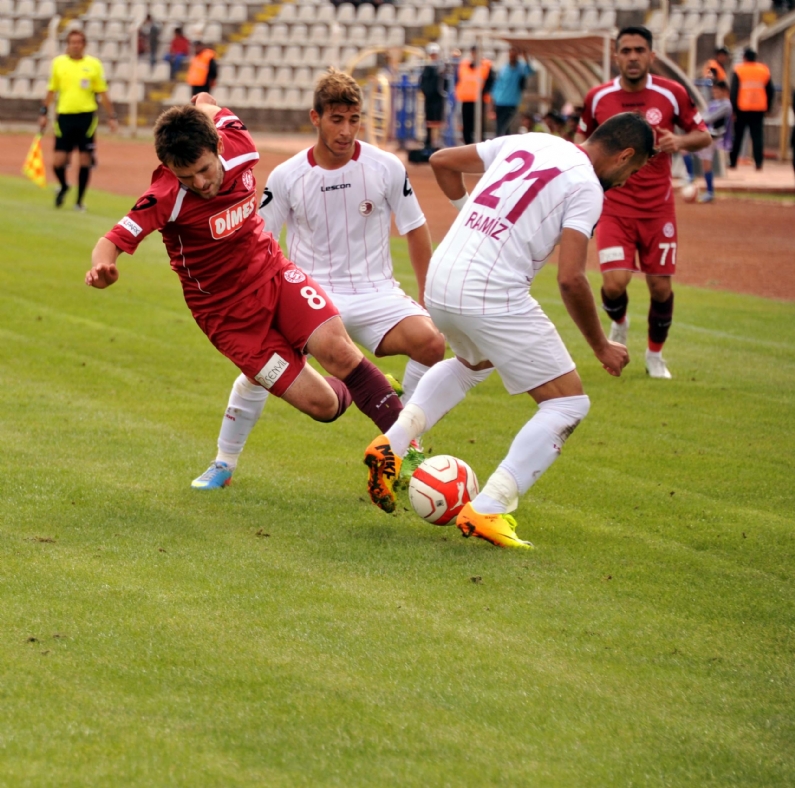 2`nci lig Beyaz grup ekiplerinden Tokatspor, kendi sahasında Kartalspile 0-0 berabere kaldı.