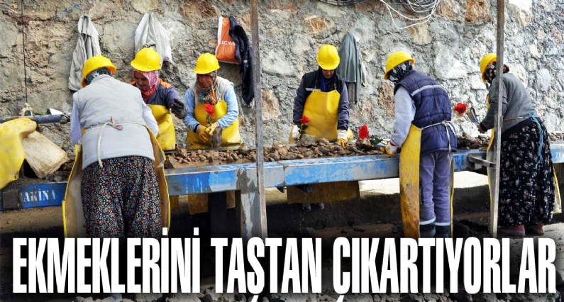 Artova Kaymakamı Musa Sarı, 8 Mart Dünya Kadınlar Günü dolayısıyla ilçedeki krom madeninde çalışan kadınları ziyaret ederek, gül verdi. 