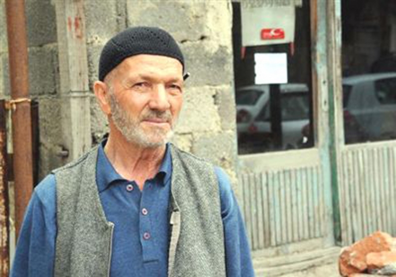 Tokat`ta esnaflık yapan 65 yaşındaki Halil Açık, oğlunun yolda bulduğu paranın sahibini arıyor. 