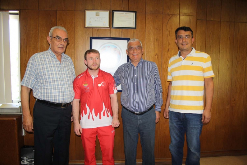 Dimes Yönetim Kurulu Başkanı Ali Rıza Diren, 17. Akdeniz Oyunlarında Hde 62 kilogram koparma 135 kilo kaldırarak birinci olan Bünyamin Sezeri tebrik  ederek, Cumhuriyet altını ile ödüllendirdi. 


