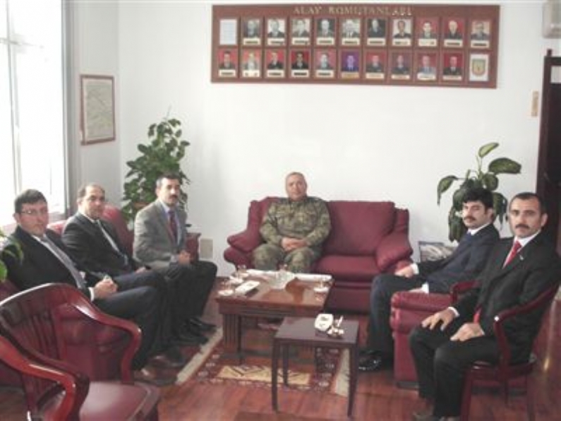 Tokat Aktif Sanayici ve İşadamları Derneği (AKSİAD) Başkanı Hasan Urhan ve yönetim kurulu üyeleri Tokat 48. Piyade Alay Komutanı Ünal Çaycı`yı makamında ziyaret etti.