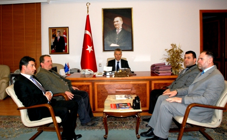 Balkan Türkleri Dayanışma ve Kültür Derneği yönetim kurulu üyeleri Vali Mustafa Taşkeseni makamında ziyaret etti. 