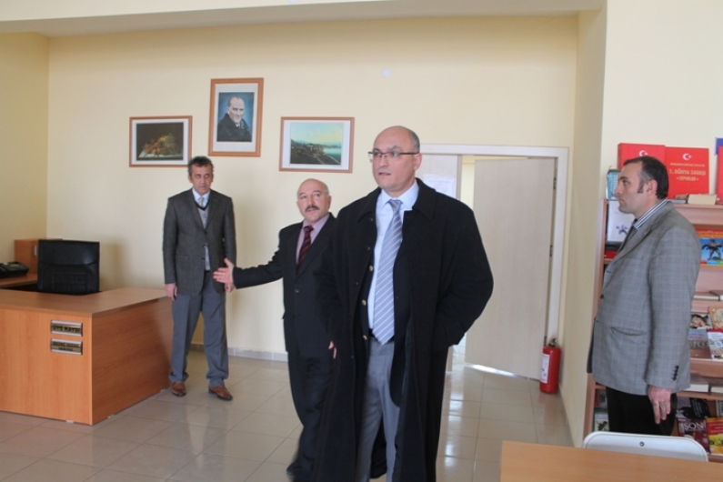 Turhal Kaymakamı Y. Fatih Kadiroğlu, İlçe Halk Kütüphanesini ziyaret etti.