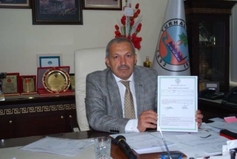 Turhal Belediye Başkan Ali Gözen, belediye tarafından 214 bin metrekare alanda 483 adet aile, 554 adet ise sıra mezarlık diye tabir edilen bin 37 kabristan yeri hazırlandığını söyledi. 