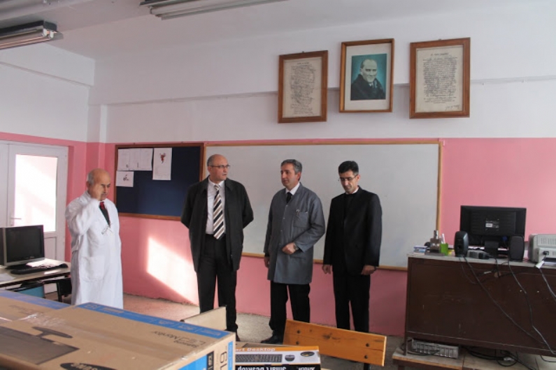 Turhal Kaymakamı  Y. Fatih Kadiroğlu,  Turhal Teknik ve Endüstri Meslek Lisesini ziyaret ederek incelemelerde bulundu. 