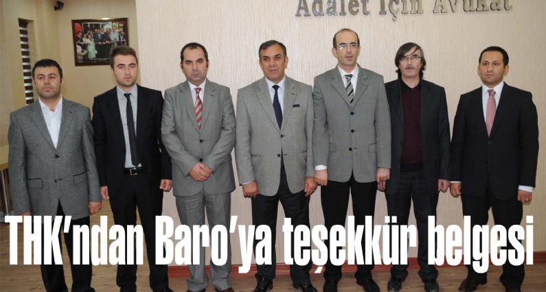 Türk Hava Kurumu Tokat Şube Başkanı Veli Gökyıldız, Tokat Baro Başkanı Faruk Bostanvıya teşekkür belgesi takdim etti. 