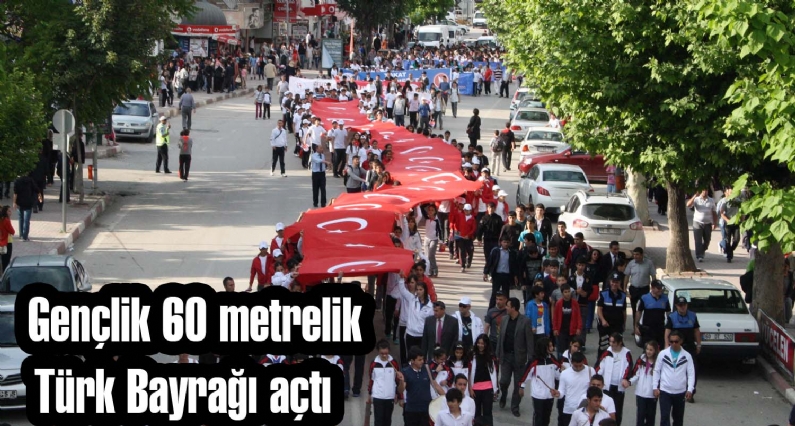 Gençlik 60 metrelik Türk Bayrağı açtı   