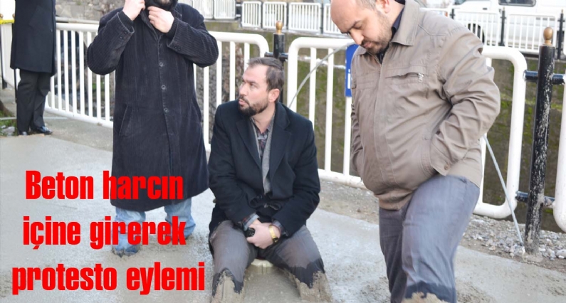 Niksarda  cami yanına yapılmasına karar verilen elektrik trafosunu protesto eden imam 33 yaşındaki Ali Koç,    dökülen beton harcın içine girerek,  trafo yapılmasını protesto etti. 